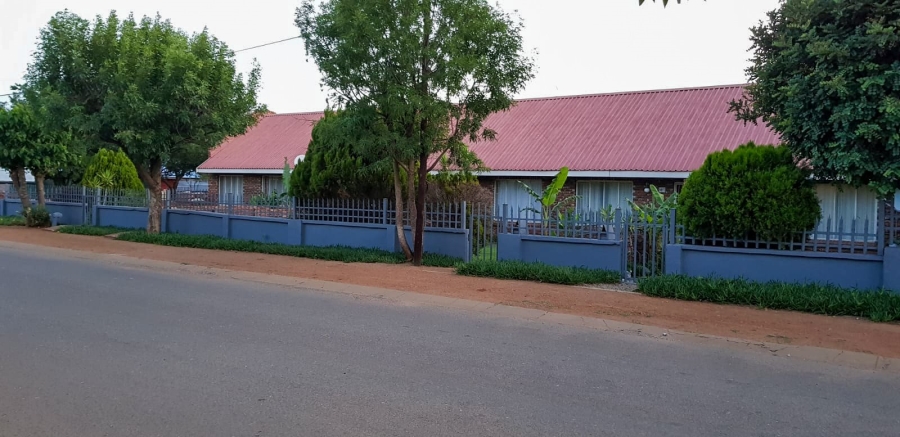  Bedroom Property for Sale in Wilkoppies North West